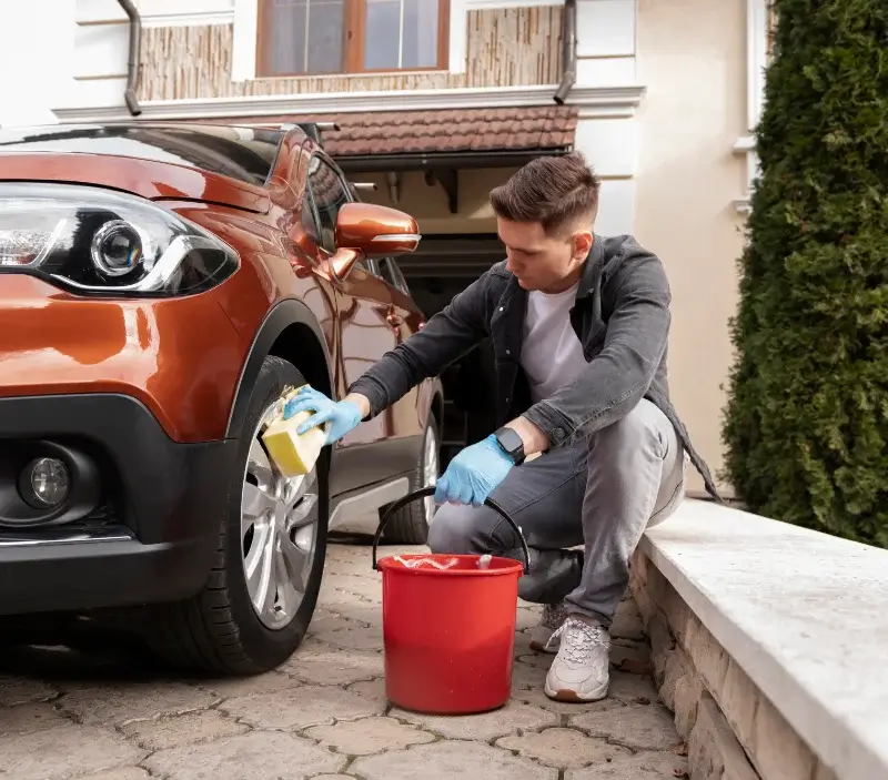 Lavage auto à domicile Saint-Hilaire-la-Plaine : professionnel intervenant sur un véhicule